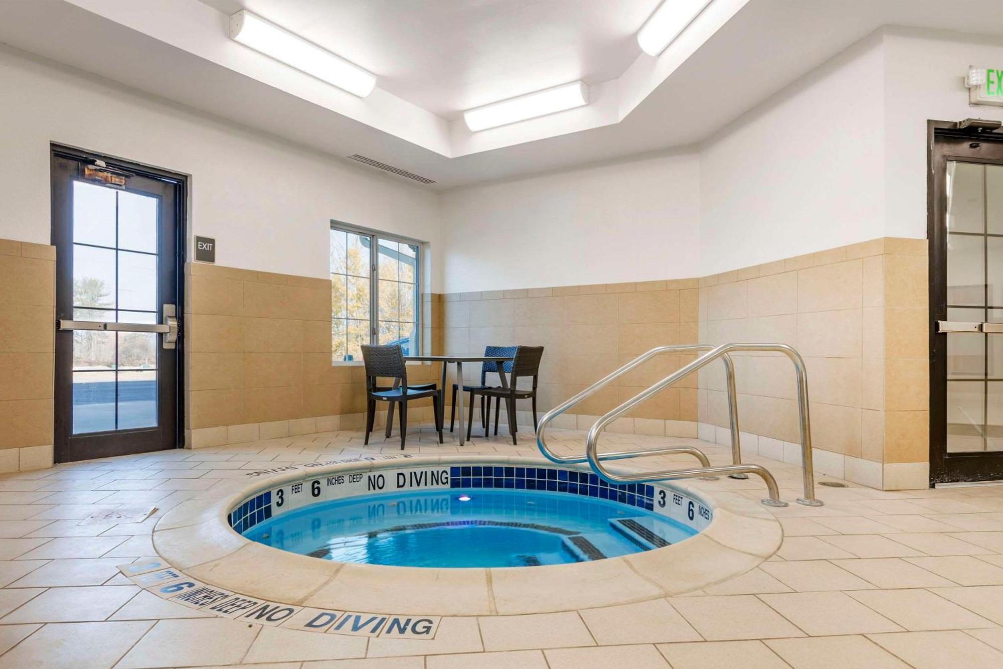 Comfort Inn & Suites Verona At Turning Stone Resort Casino Exterior foto